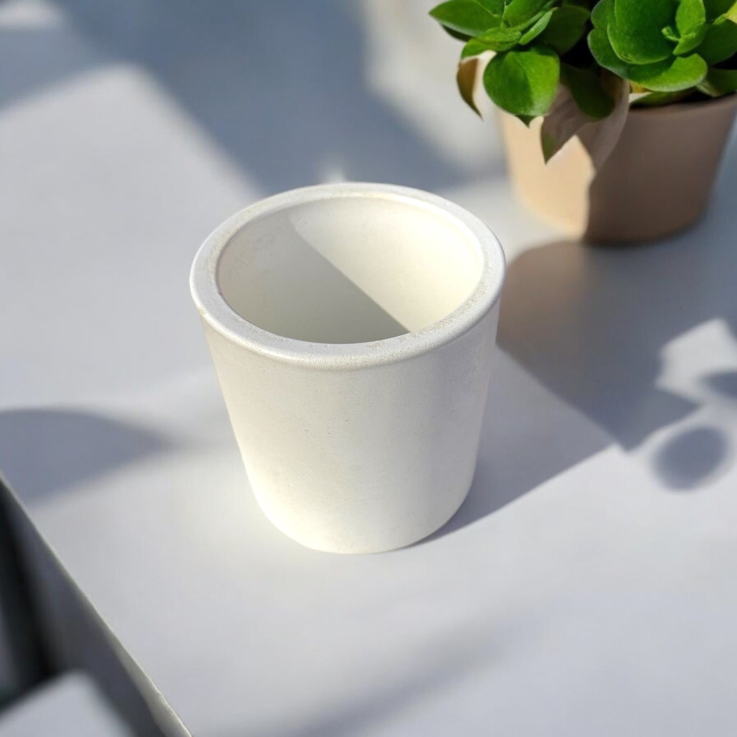 Pot en béton blanc