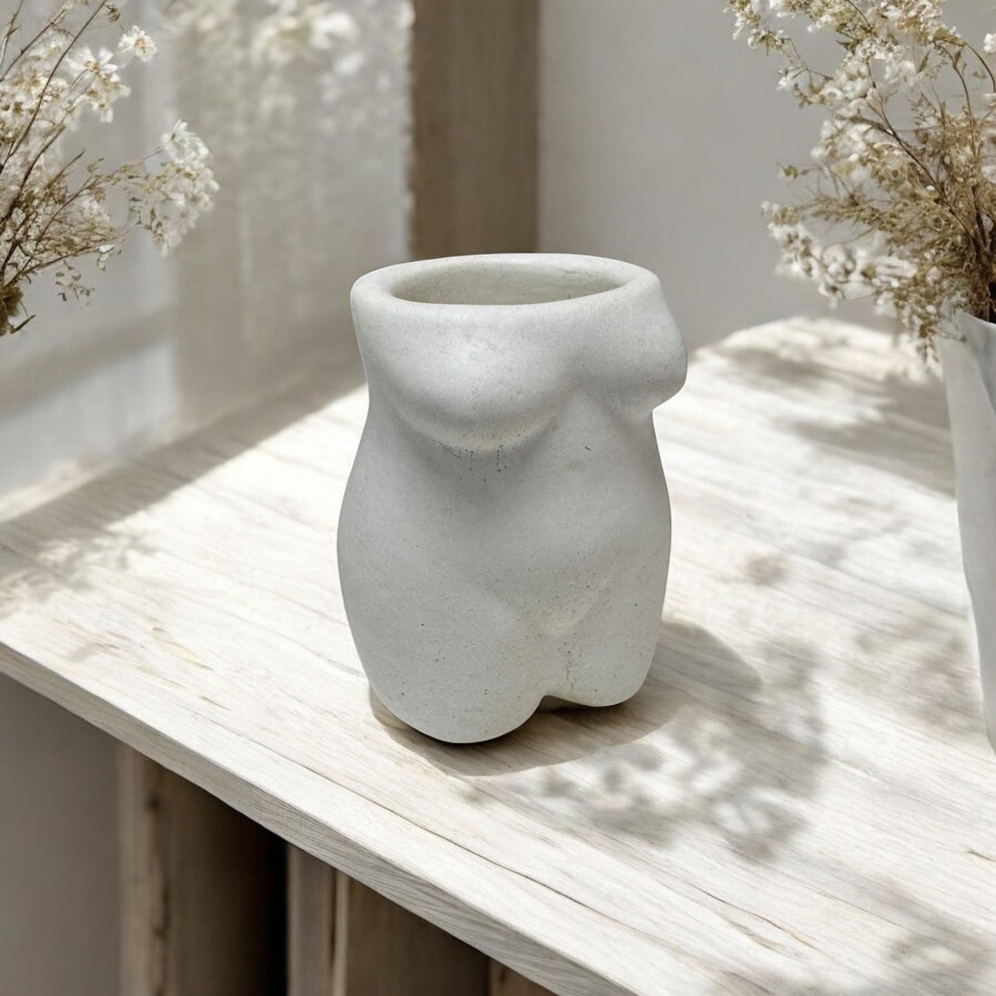 Vase buste de femme en béton blanc