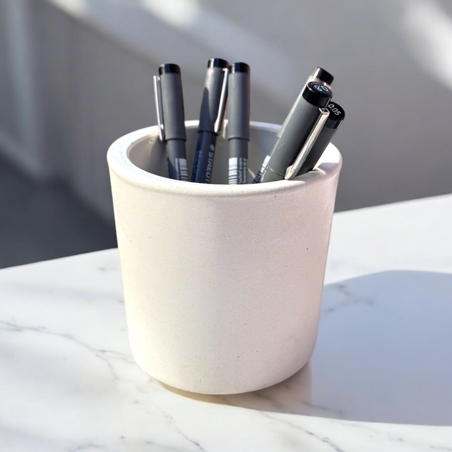 Pot en béton blanc