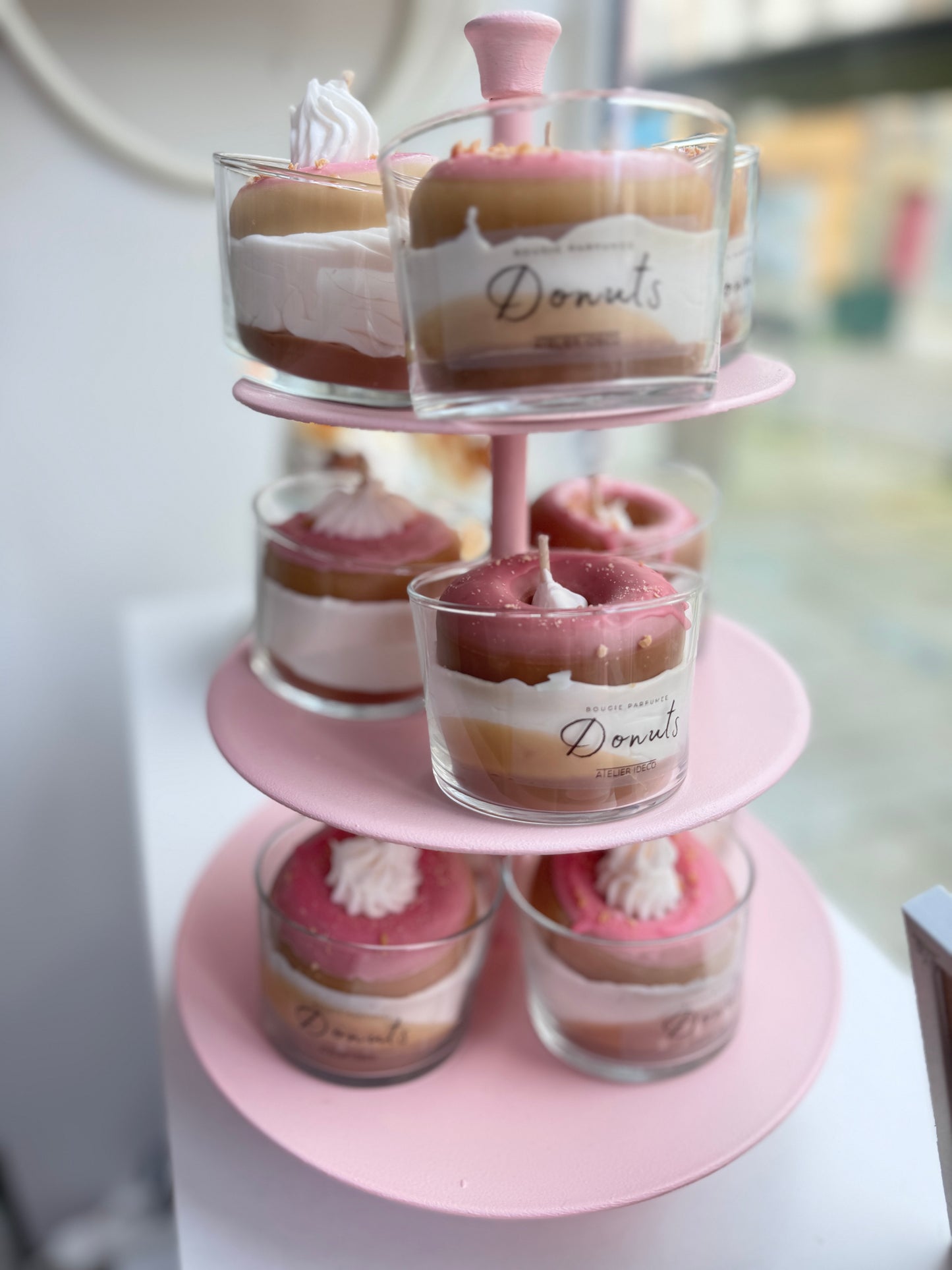 Bougie donuts exposée sur plateau pâtisserie en vitrine décoration gourmande