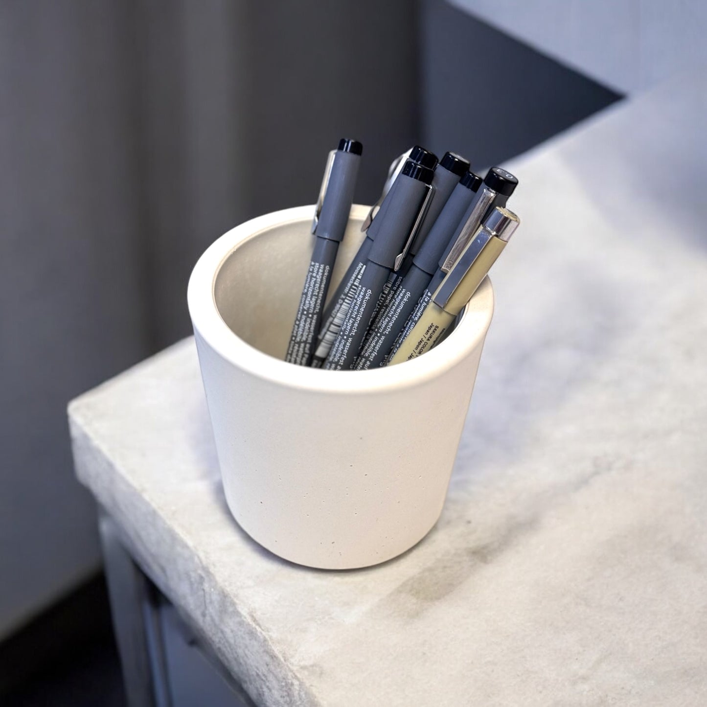 Pot en béton blanc