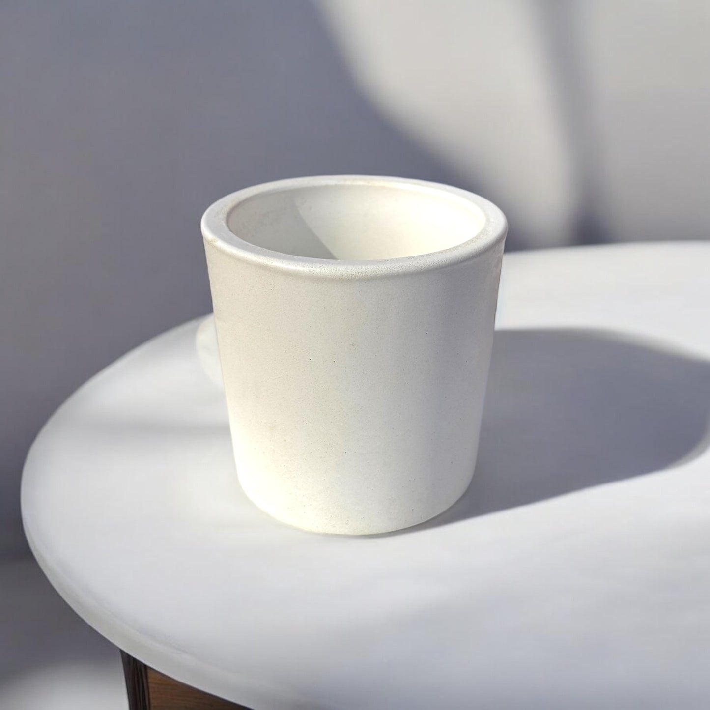 Pot en béton blanc