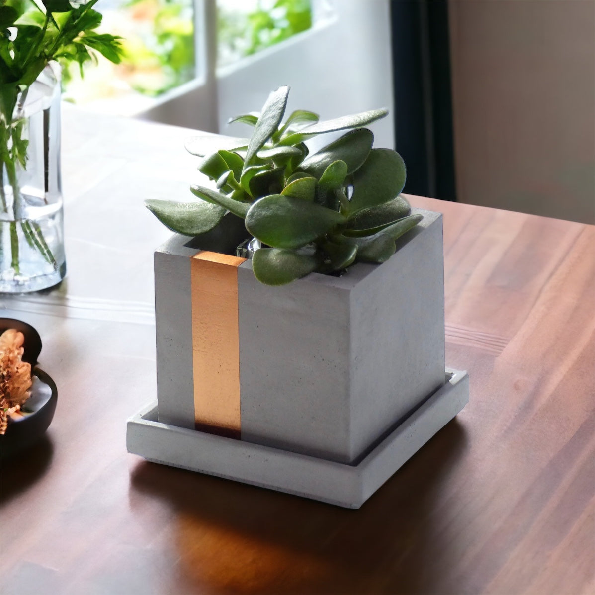 Pot de fleurs carré avec soucoupe en béton, pot gris avec bande verticale  peinte de couleur cuivrée – Atelier IDeco