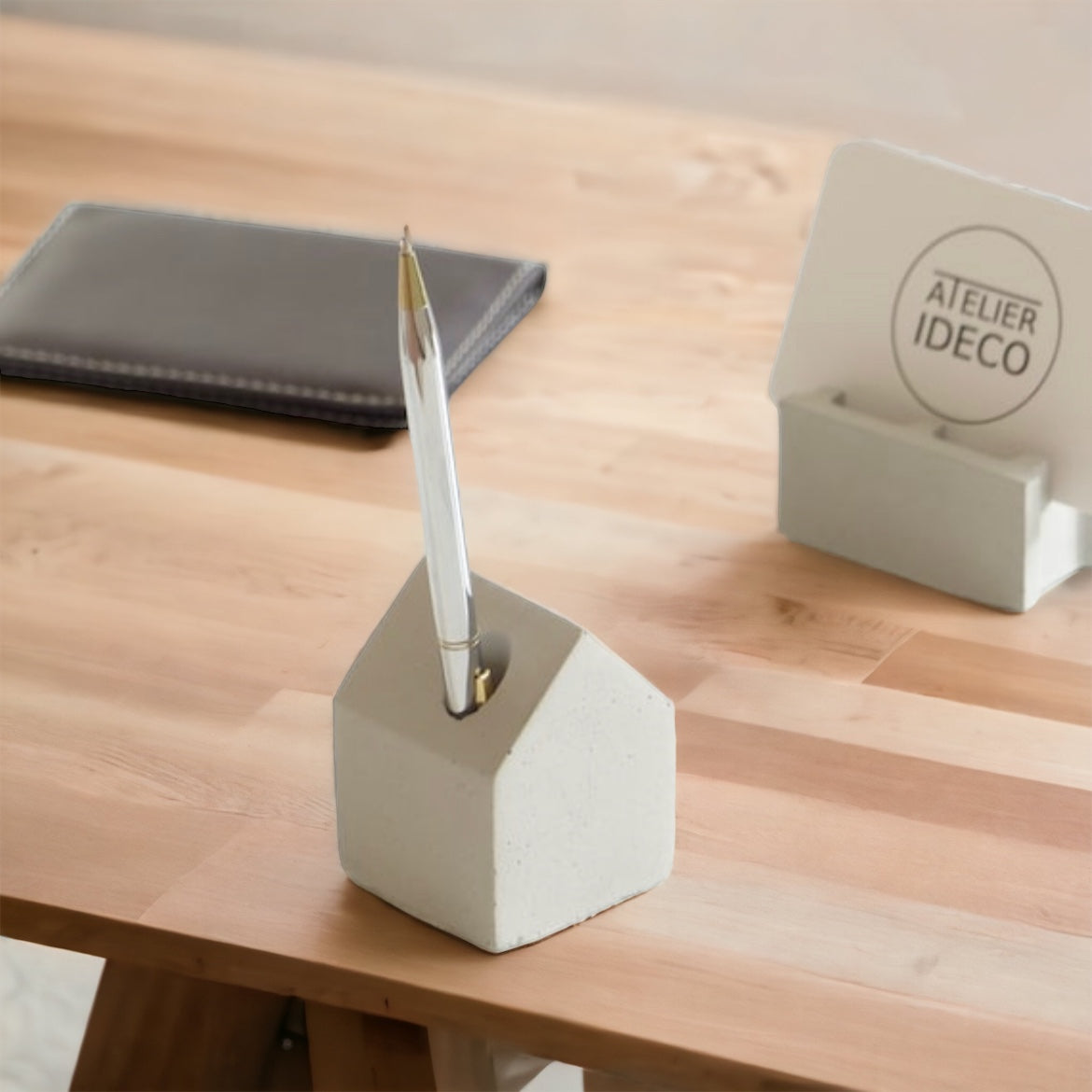 Porte-stylo design en béton