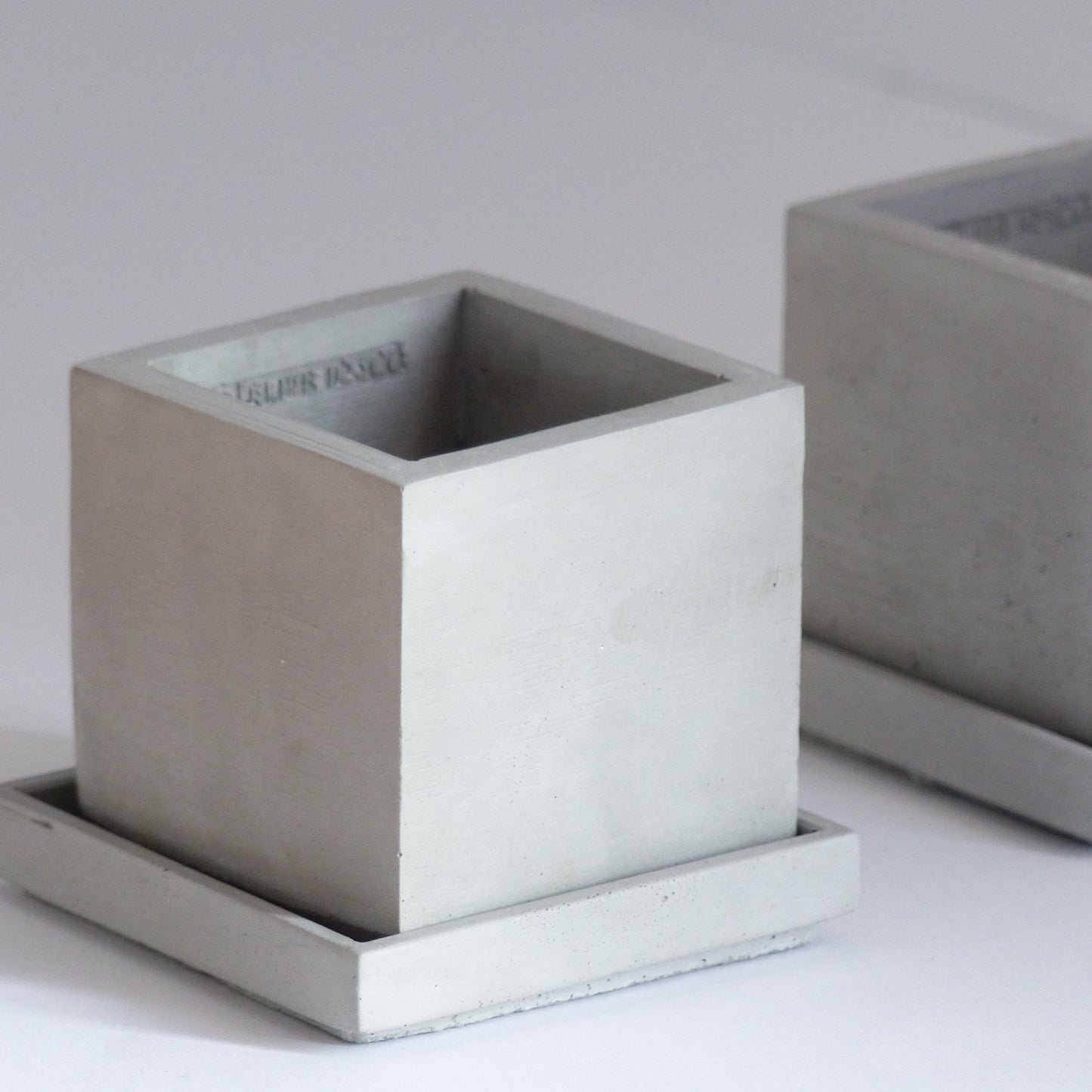 Pot de fleurs carré en béton gris