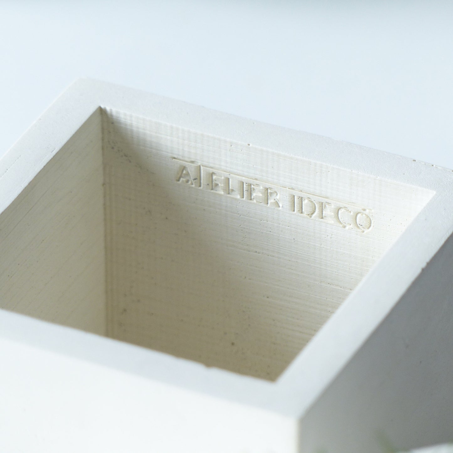 Pot de fleurs carré en béton blanc avec soucoupe et drainage