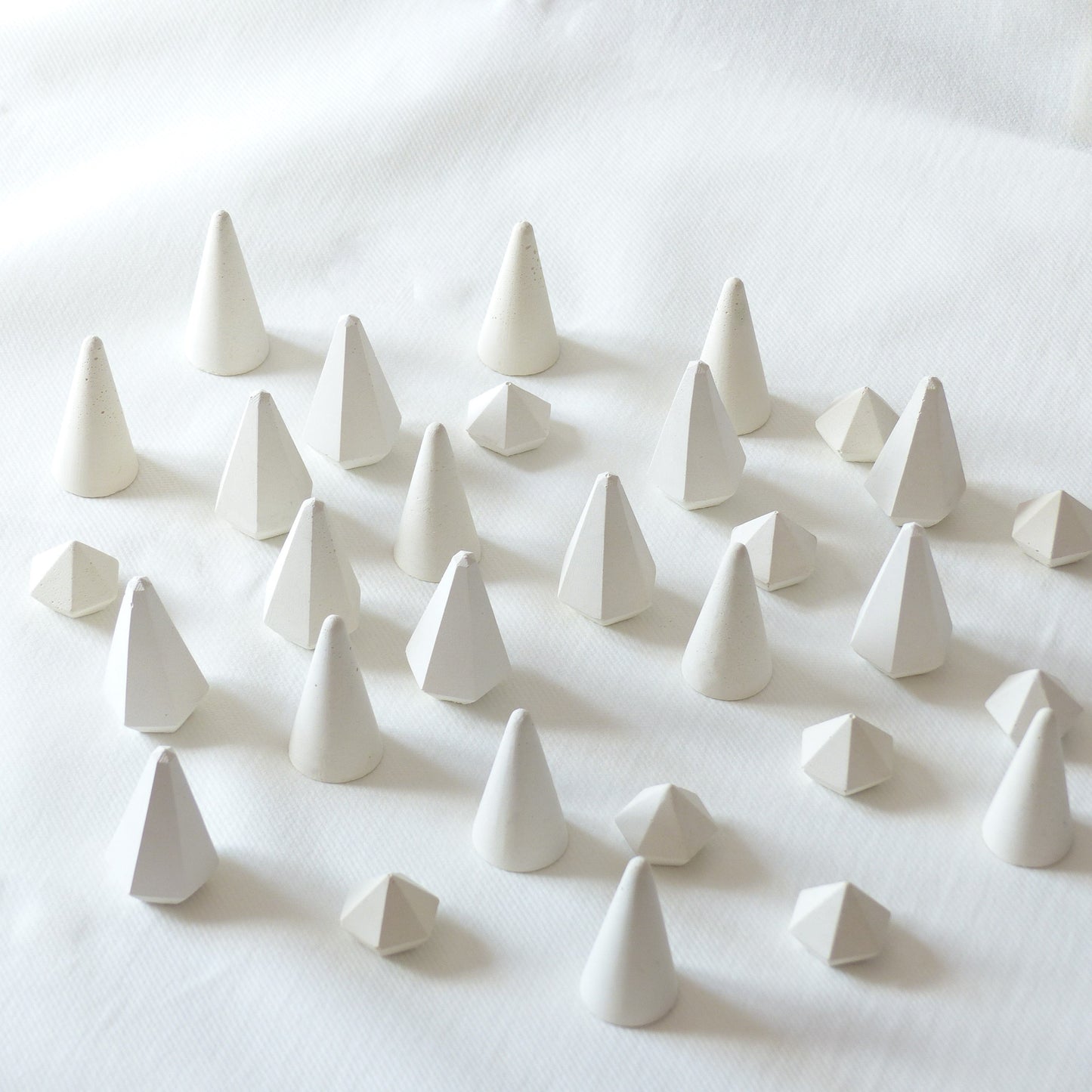 Ensemble de 30 Présentoirs à bagues en béton blanc - Atelier IDeco