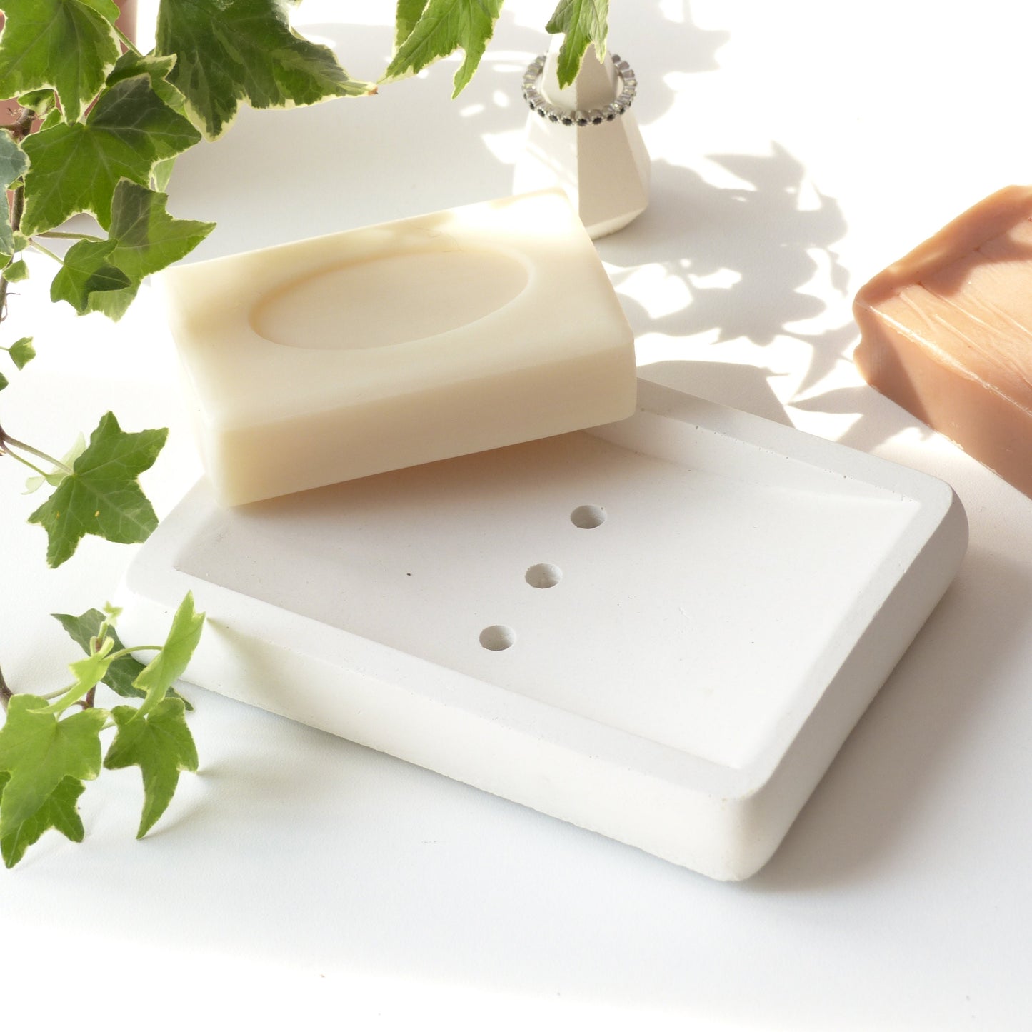 Porte savon blanc en Jesmonite - Atelier IDeco