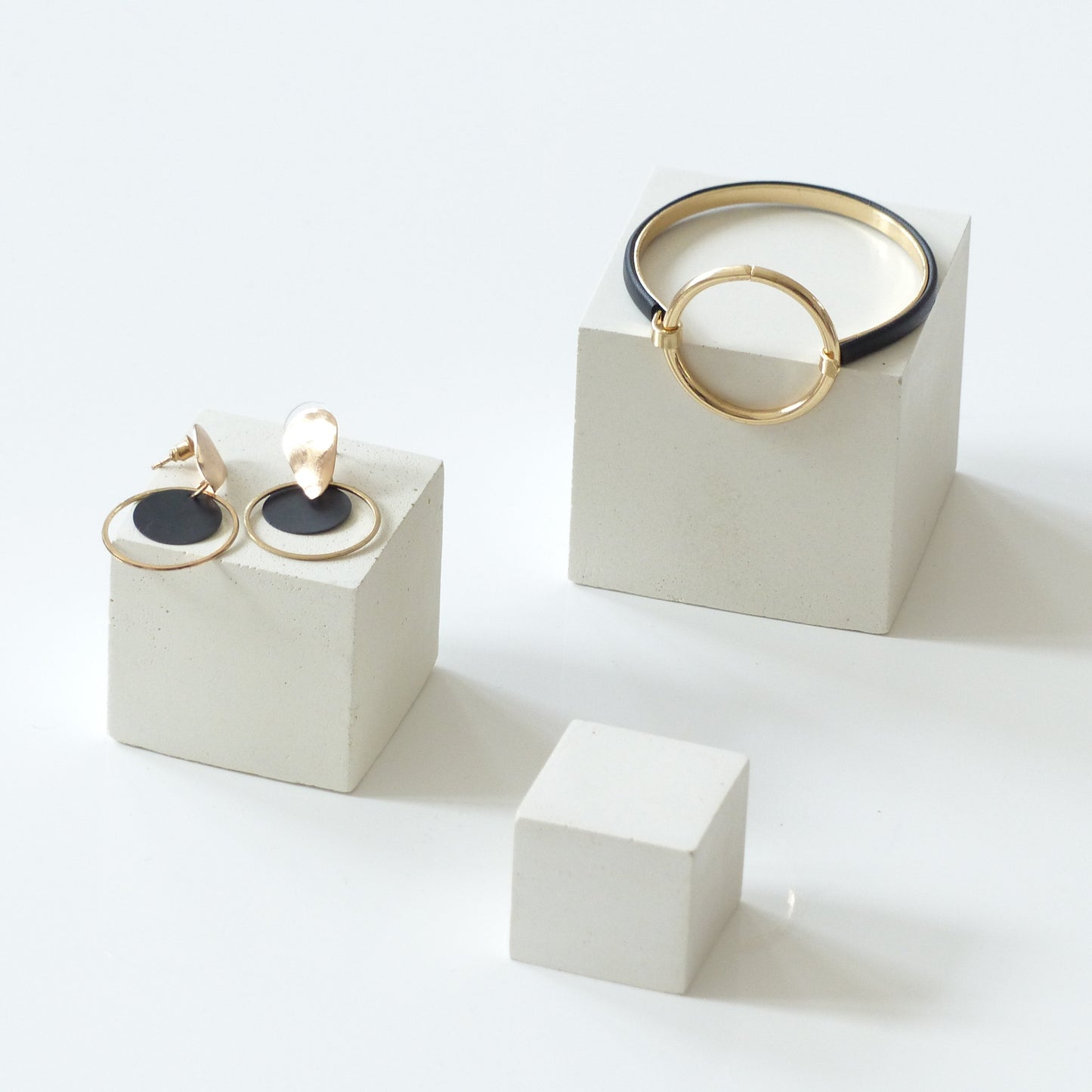 Trois cubes en béton blanc - Atelier IDeco