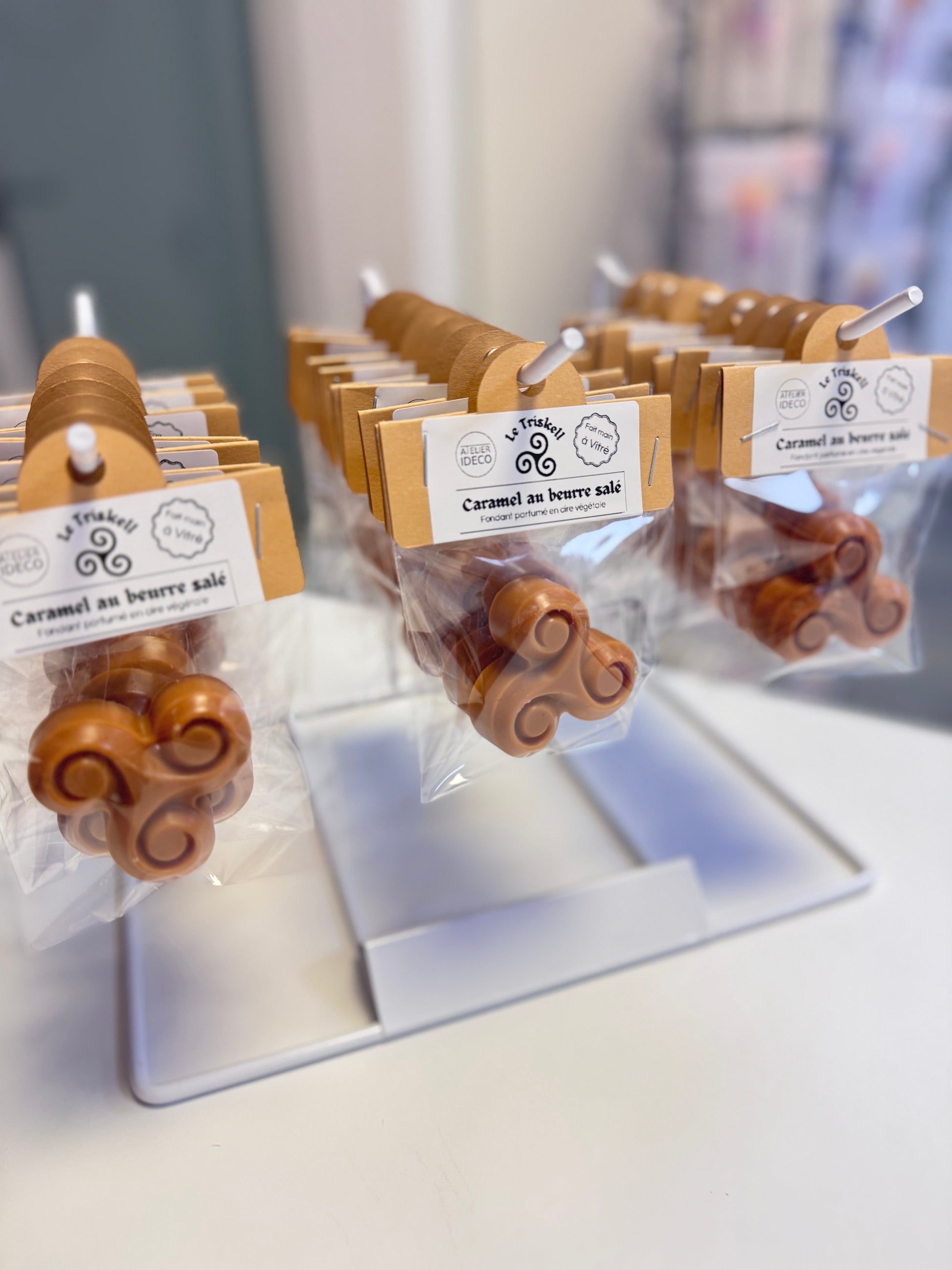 Fondant parfumé artisanal en cire végétale en forme de triskell – caramel au beurre salé