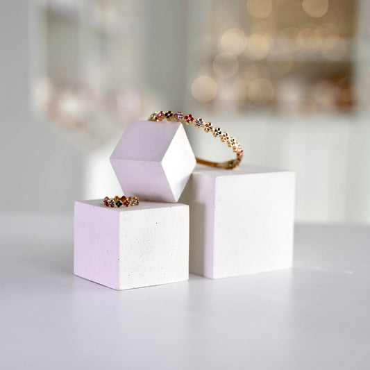 Trois cubes en béton blanc