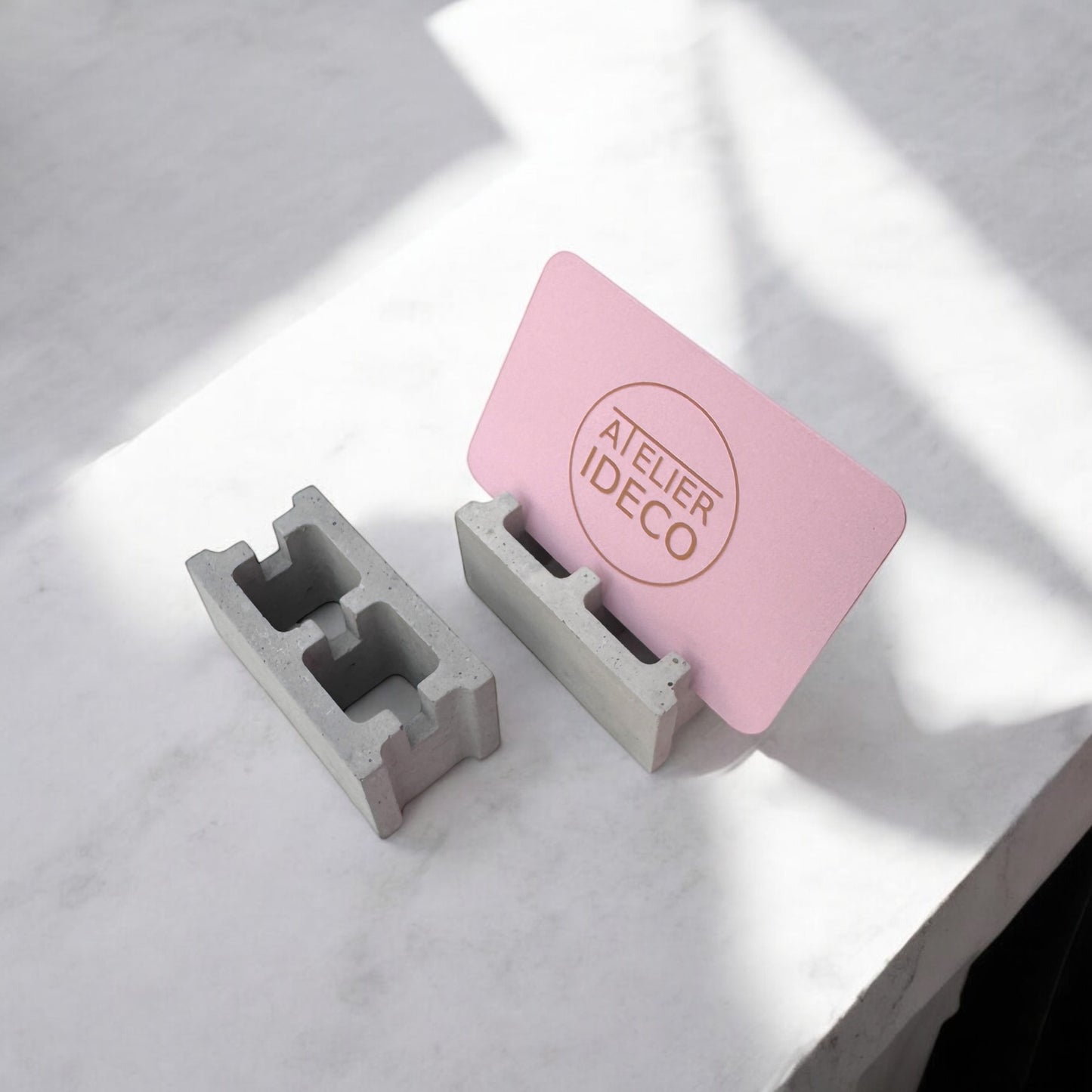 Duo de parpaings en béton porte-cartes - Design et pratique