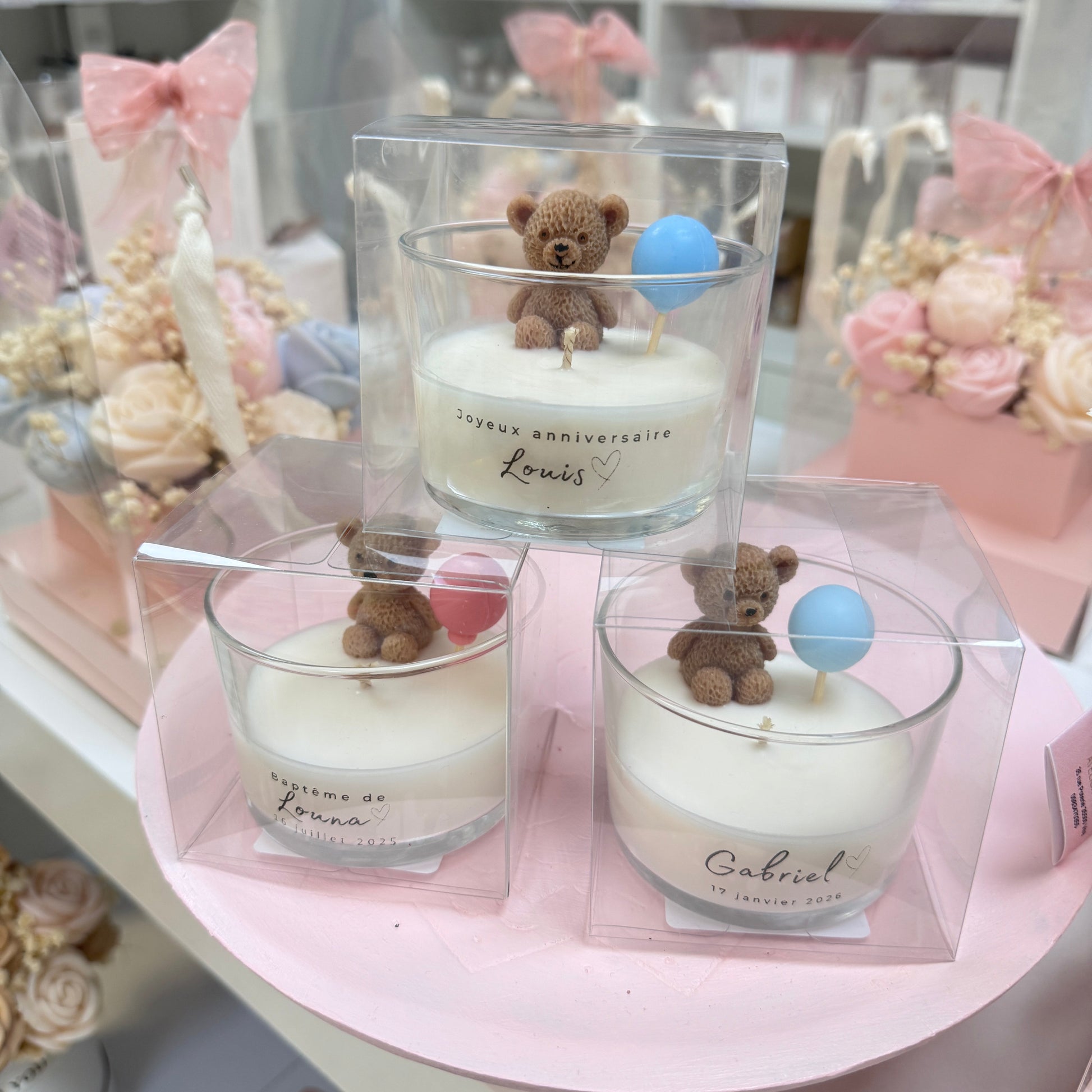Bougie artisanale personnalisée ourson avec ballon rose et bleu – cire végétale vanille