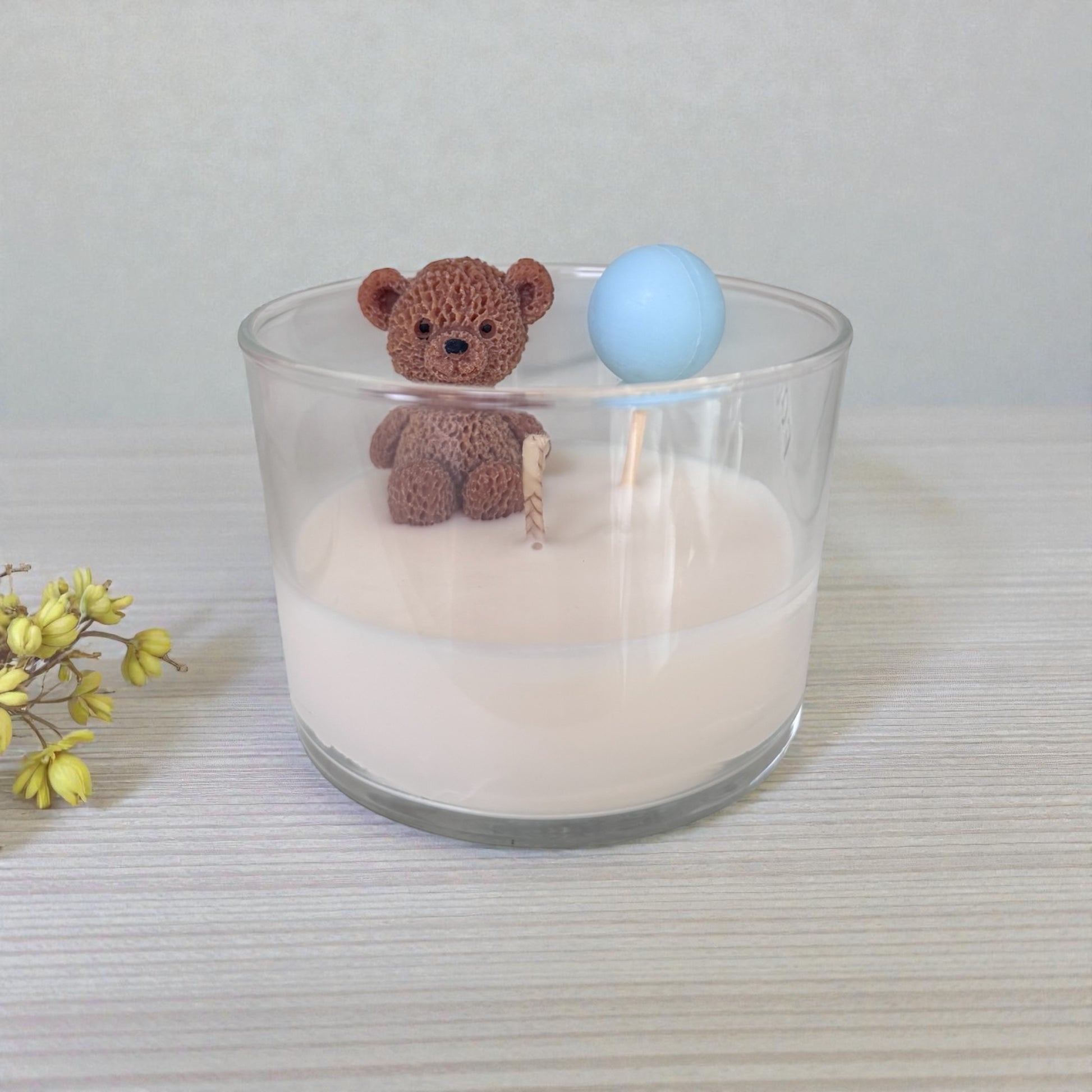 Bougie artisanale personnalisée ourson avec ballon rose et bleu – cire végétale vanille