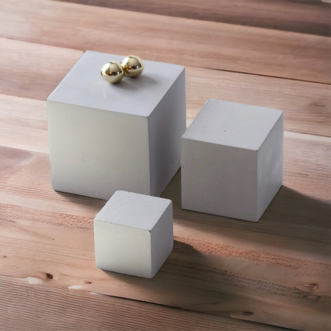 Trois cubes en béton gris