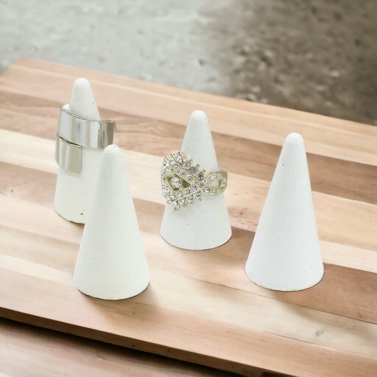 Lot de 50 cônes présentoirs à bagues en béton blanc - Hauteur 5,5 cm