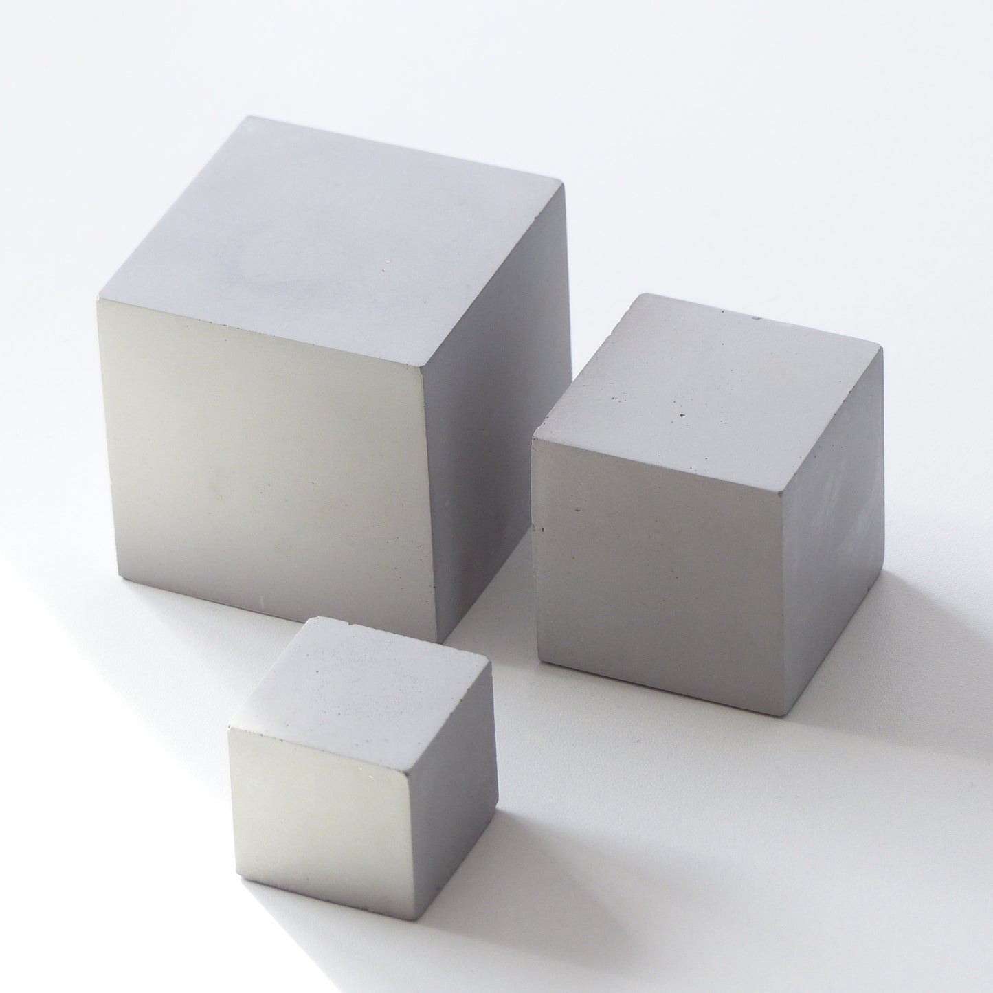 Trois cubes en béton gris