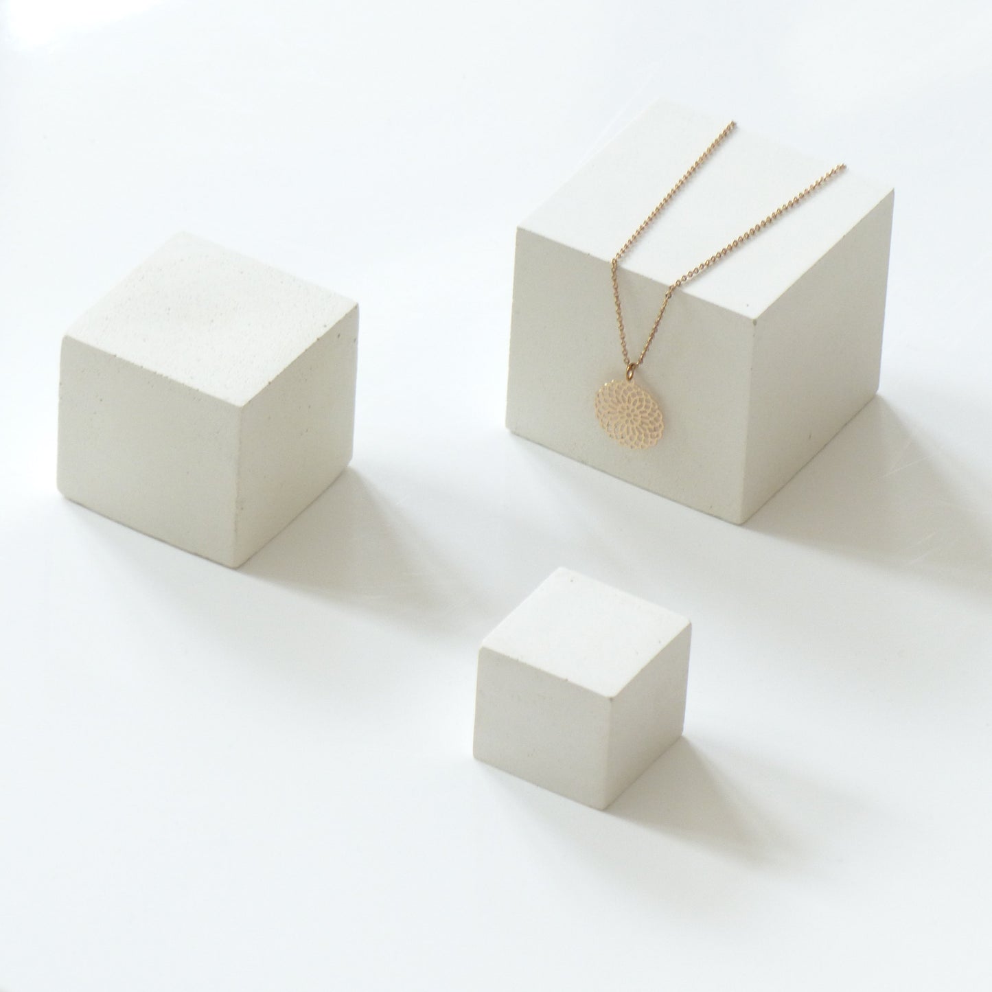 Trois cubes en béton blanc