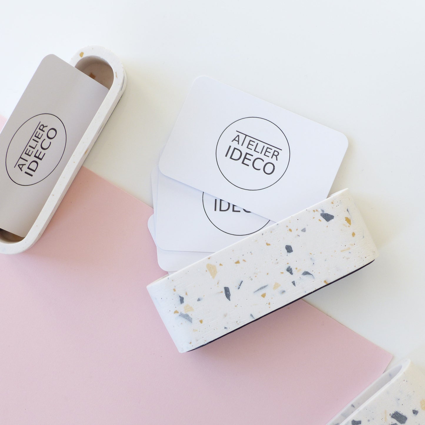 Présentoir à cartes de visite en terrazzo blanc - Atelier IDeco