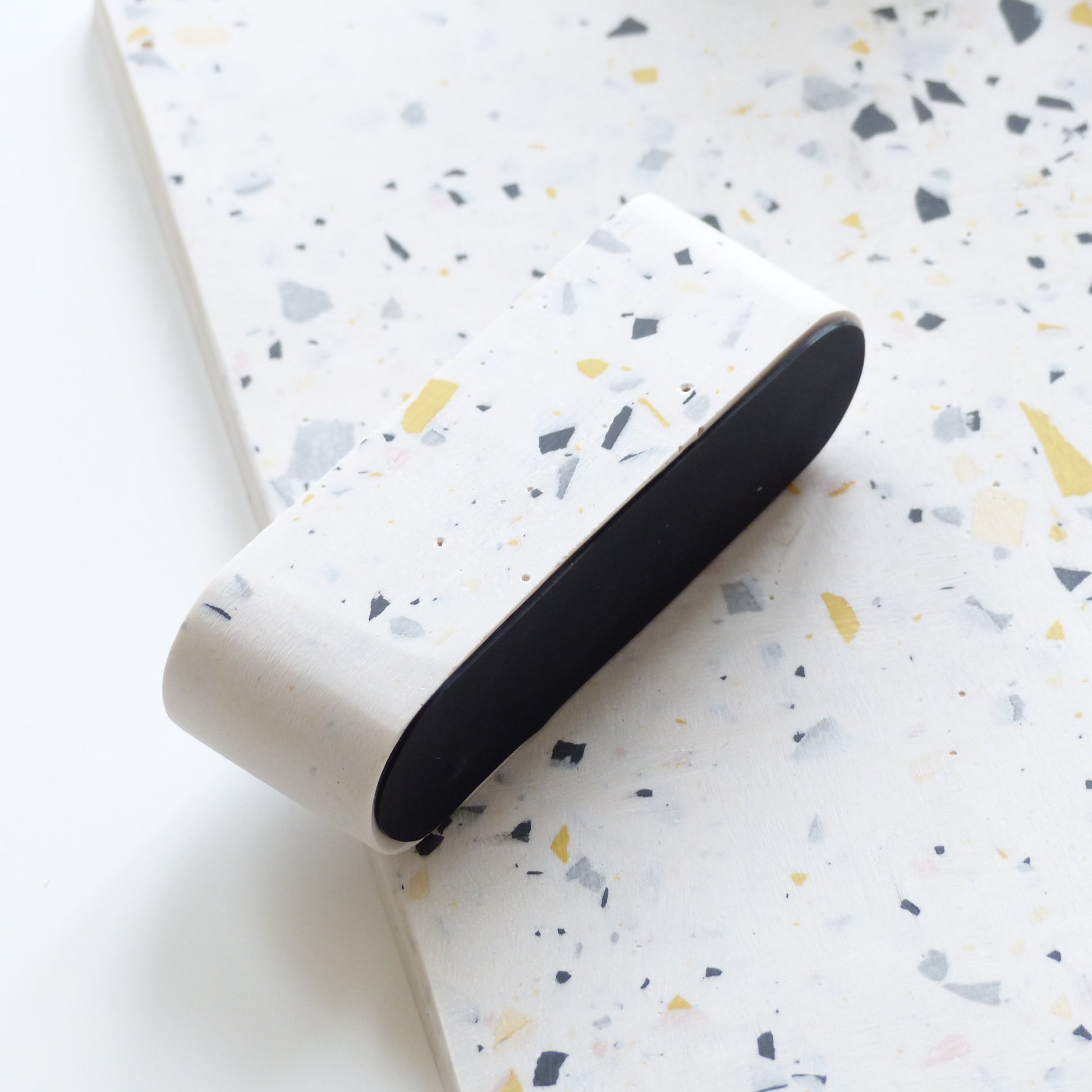 Présentoir à cartes de visite en terrazzo blanc - Atelier IDeco
